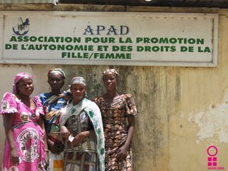 ,包装袋/盒,民族服饰,人物特写,,Femme / Femme促进与发展促进会喀麦隆办事处外面（APAD）