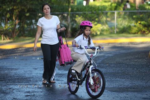 折叠自行车,运动自行车,铁人三项,摩托车,自行车赛,Díade caminata y bici al colegio。蓬塔卡纳村