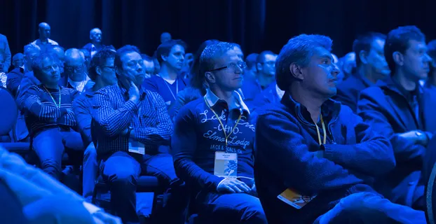 一群人在开技术大会