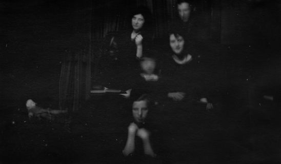 一群幽灵般的人