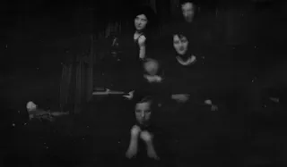 一群幽灵般的人