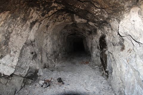 洞穴溶洞,防空洞,中式传统建筑,历史遗迹,山峦,坎莫尔战争掩体洞穴加拿大艾伯塔省