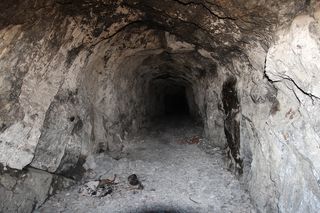 洞穴溶洞,防空洞,中式传统建筑,历史遗迹,山峦,坎莫尔战争掩体洞穴加拿大艾伯塔省