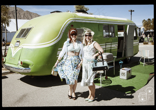 房车,卡通动漫人物,屏幕截图,美女,,modernism_week_bluesteel_airstream_Photobooth_38