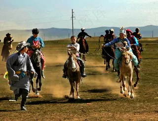 哺乳类,摩托车,赛牦牛,赛马,卡通动漫人物,终点线