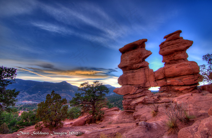 日落时的暹罗双胞胎。众神花园，科罗拉多州科罗拉多斯普林斯
