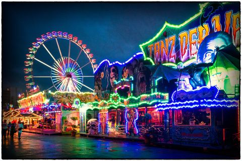 建筑夜景,游览船,显示器屏幕,电视屏幕,卡通动漫人物,令人毛骨悚然的夜晚