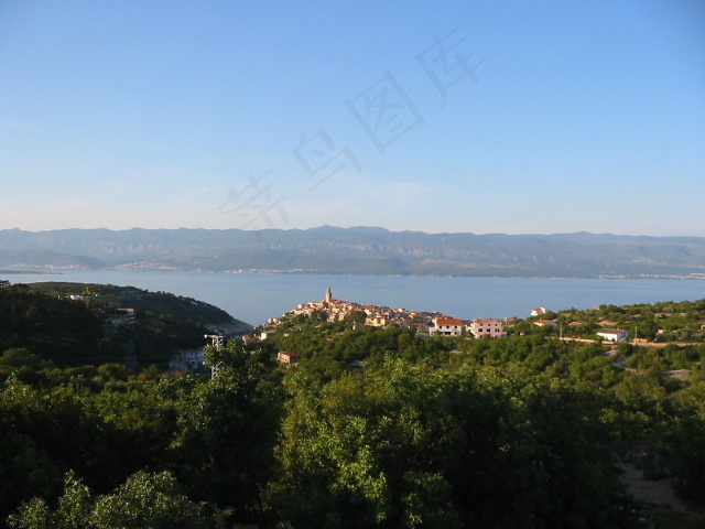 湖泊,海洋,山峦,树,天空,克罗地亚Vrbnik Krk
