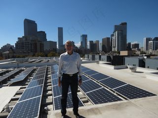 乌达尔（Udall）参观丹佛住房管理局（Denver Housing Authority）的本尼迪克特公园广场（Benedict Park Place），回顾该建筑物的地热能系统