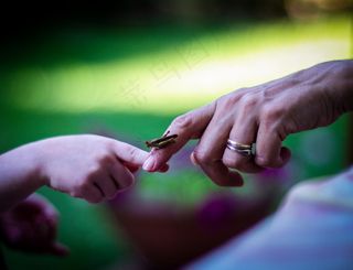 母亲和女儿...通过