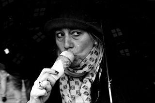 ,演唱,美女,民族服饰,,冰淇淋。