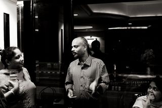 人物特写,商店商场,黑白照片,风琴手,指挥大师,对话。