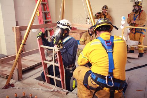 男子被困在海军替换医院项目中