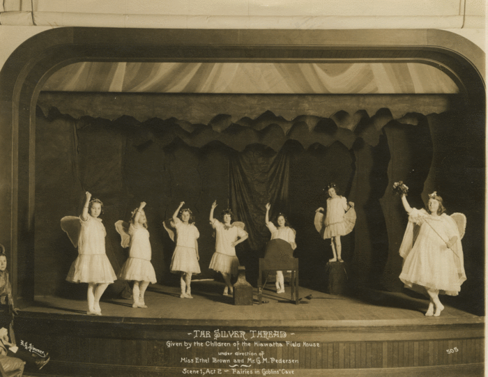 1913年在Hiawatha Fieldhouse玩