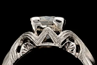 花式白色钻石，乳白色1.08 ct RD，自订维多利亚风格订婚戒指戒托。