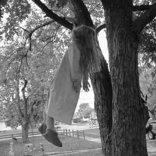 想象一下在万圣节那天走过。