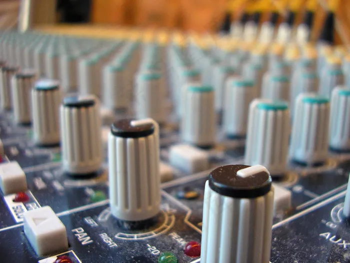 热水瓶,音板,混合器,扩展槽,滤波电容,旋钮