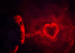 自画像-吹她的脸，她会在任何地方跟着您。