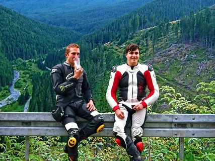 两个摩托车朋友