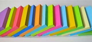 玩具,圆珠笔,铅笔,纸张,多米诺骨牌,便利贴