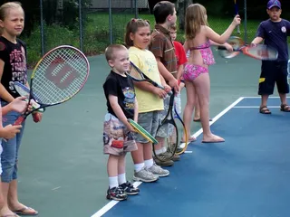 ,网球运动,网球运动员,,在基线上排队等待指示。