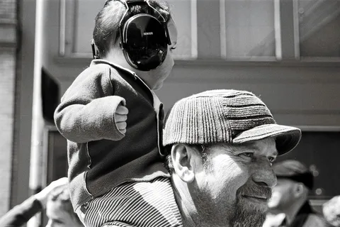 人物特写,剑,煤矿工人,复古相机,头巾,婴儿带耳机 人物特写,剑,煤矿工人,复古相机,头巾,婴儿带耳机