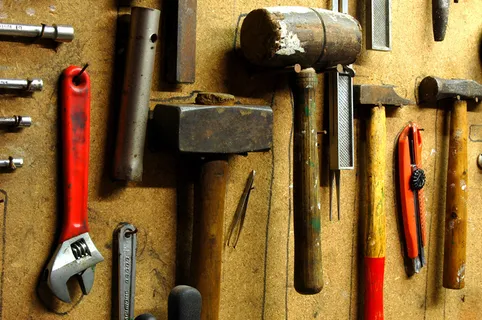 锤子,轿车,商场,旅行箱,凿子,闹剧。