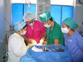 卡通动漫人物,医生,手术室,手术,保安服,进行手术的医生