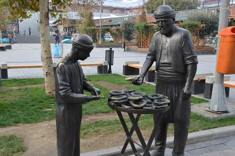 雕像,鼎,街道,中式传统建筑,椒盐卷饼卖方与客户的青铜 雕像,鼎,街道,中式传统建筑,椒盐卷饼卖方与客户的青铜