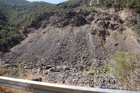 土砂崩れでCA140が埋まって迂回中。恐ろしい…