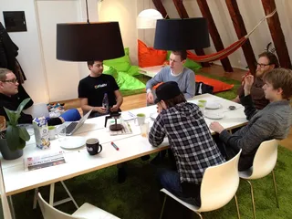 人物活动,功夫茶具,小组会议,室内一角,会议,一些认真的讨论