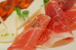 食物,生鱼片,包装袋/盒,三文鱼,抽纸,西班牙小吃火腿奶酪