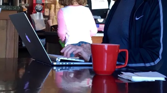 人物特写,古筝独奏,商店,吧,键盘手,键盘上的键盘 人物特写,古筝独奏,商店,吧,键盘手,键盘上的键盘