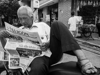 人物特写,书报摊,报纸杂志,报刊亭,三轮车,阅读新闻