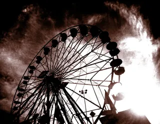 游乐场,摩天轮,轮盘赌,轮胎,吸顶灯,摩天轮不引人注目