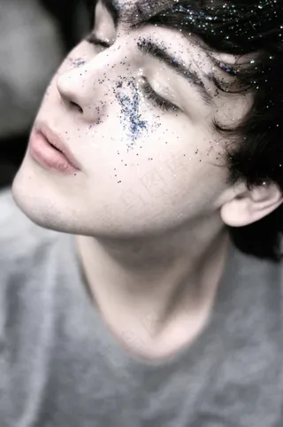 而且，我所看到的只是灰色。