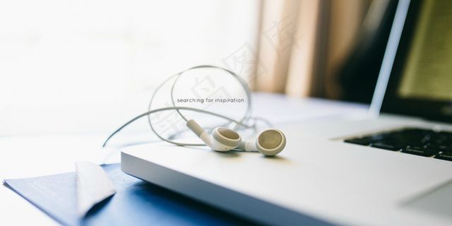 人物特写,笔记本电脑,鼠标,台灯,室内一角,寻找灵感