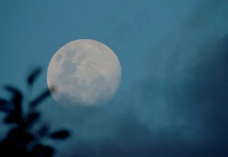 在同一天,太阳落山,月亮升起31-07-2012 在同一天,太阳落山,月亮升起31-07-2012