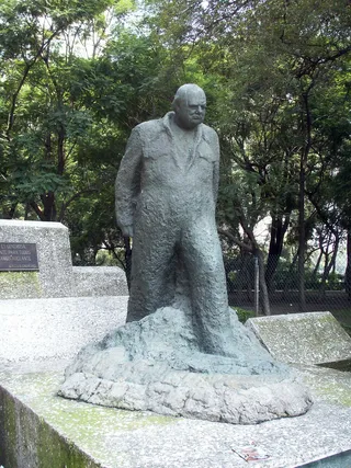 雕像,中式传统建筑,工艺品,石刻,树,温斯顿·丘吉尔