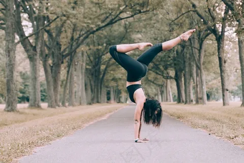 活动，平衡，能源，锻炼，女性，适合，女孩，草，健康，健康，户外，外部，路径，人，安详，拉伸，树木，女人，瑜伽