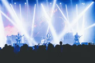 竞技场，乐队，人群，鼓，音乐节，吉他，吉他手，灯光，现场，摇滚，唱歌，歌手，聚光灯