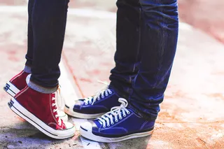 衣服，服装，夫妇，约会，鞋类，接吻，接吻，腿，腿，爱，浪漫，浪漫，鞋子，运动鞋