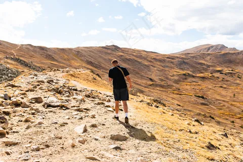 冒险，云，探索，徒步旅行，山，户外，岩石，风景，天空，阳光灿烂