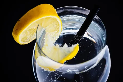 酒精，酒精，泡沫，柑橘，饮料，饮品，杜松子酒，柠檬，柠檬，柠檬汁，起泡，吸管，补品，水