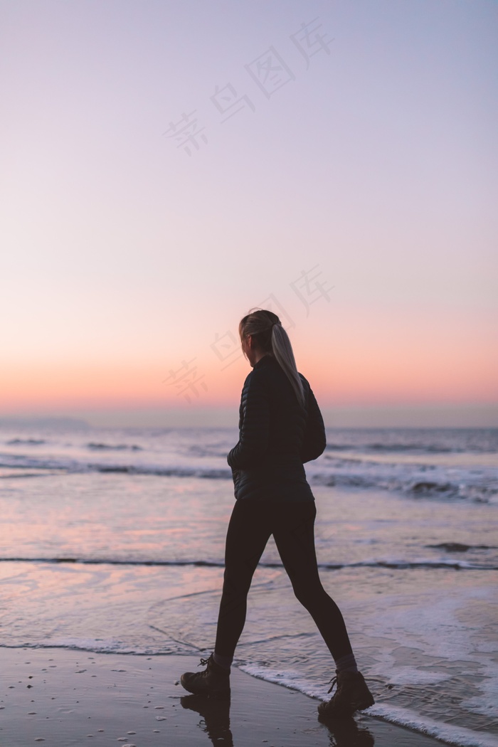 海滩，平静，海岸，黄昏，健康，柔和，和平，漂亮，沙，海，肖尔，剪影，天空，日落，行走，水，波，女人
