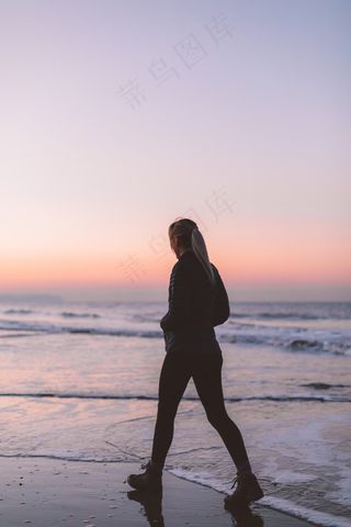 海滩，平静，海岸，黄昏，健康，柔和，和平，漂亮，沙，海，肖尔，剪影，天空，日落，行走，水，波，女人