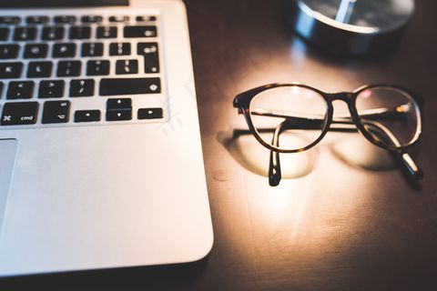 咖啡，通信，计算机，桌面，饮料，人的手，互联网，键盘，笔记本电脑，办公室，一个人，智能手机，表，打字，无线，妇女，工作