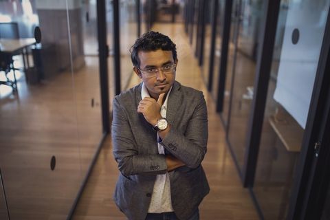 商人，企业，企业家，行政，在室内，领导者，之一，经理，办公室，人，肖像，姿势，专业，常规，常规，启动，西装，思考，工作区