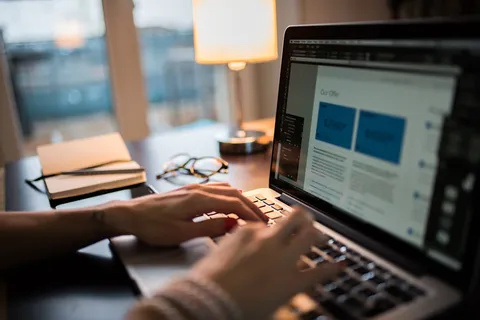 苹果，博客，计算机，自由职业者，酒店，iphone，键盘，笔记本电脑，移动，笔记本，报价单，屏幕，智能手机，女人，工作，工作