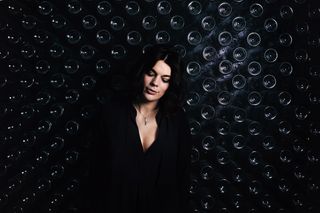 黑色桌面,美女,歌者,卡通动漫人物,礼服,性感的女人